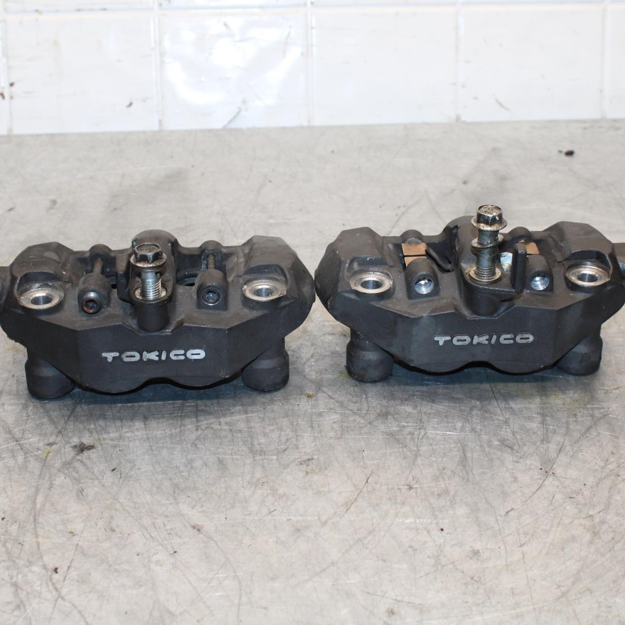 2006 Suzuki GSXR600 RIGHT LEFT FRONT BRAKE CALIPER SET PAIR CALIPERS  BB447