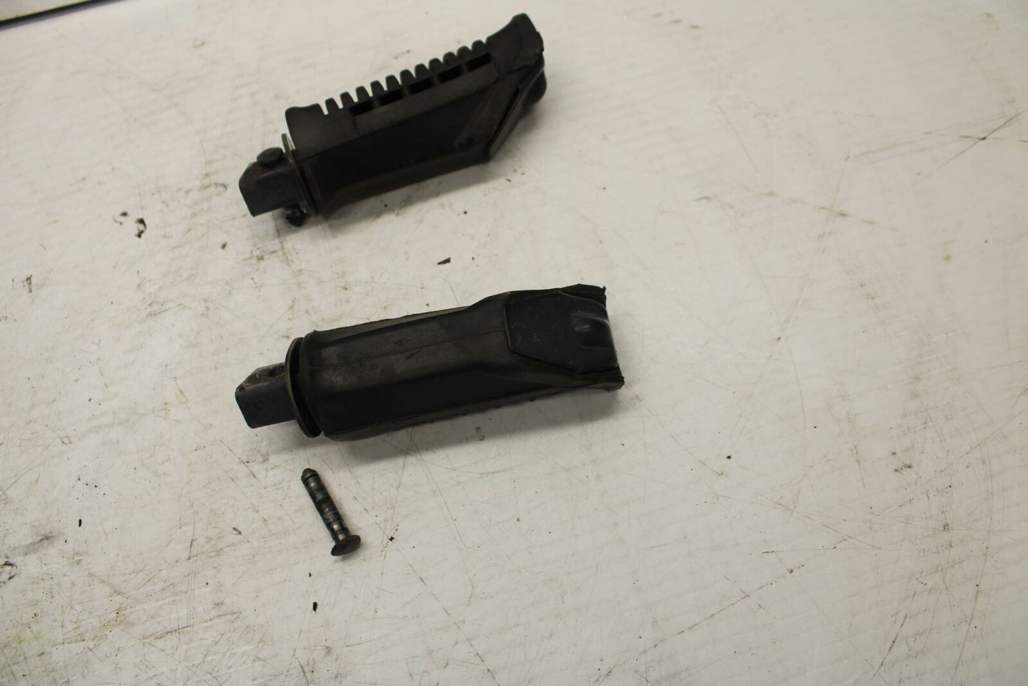 04-09 SUZUKI GS500F REAR BACK PASSENGER PEG SET PAIR BB261