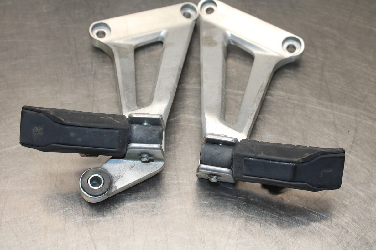 08 HONDA CBR125R REAR BACK PASSENGER PEG SET PAIR BB839