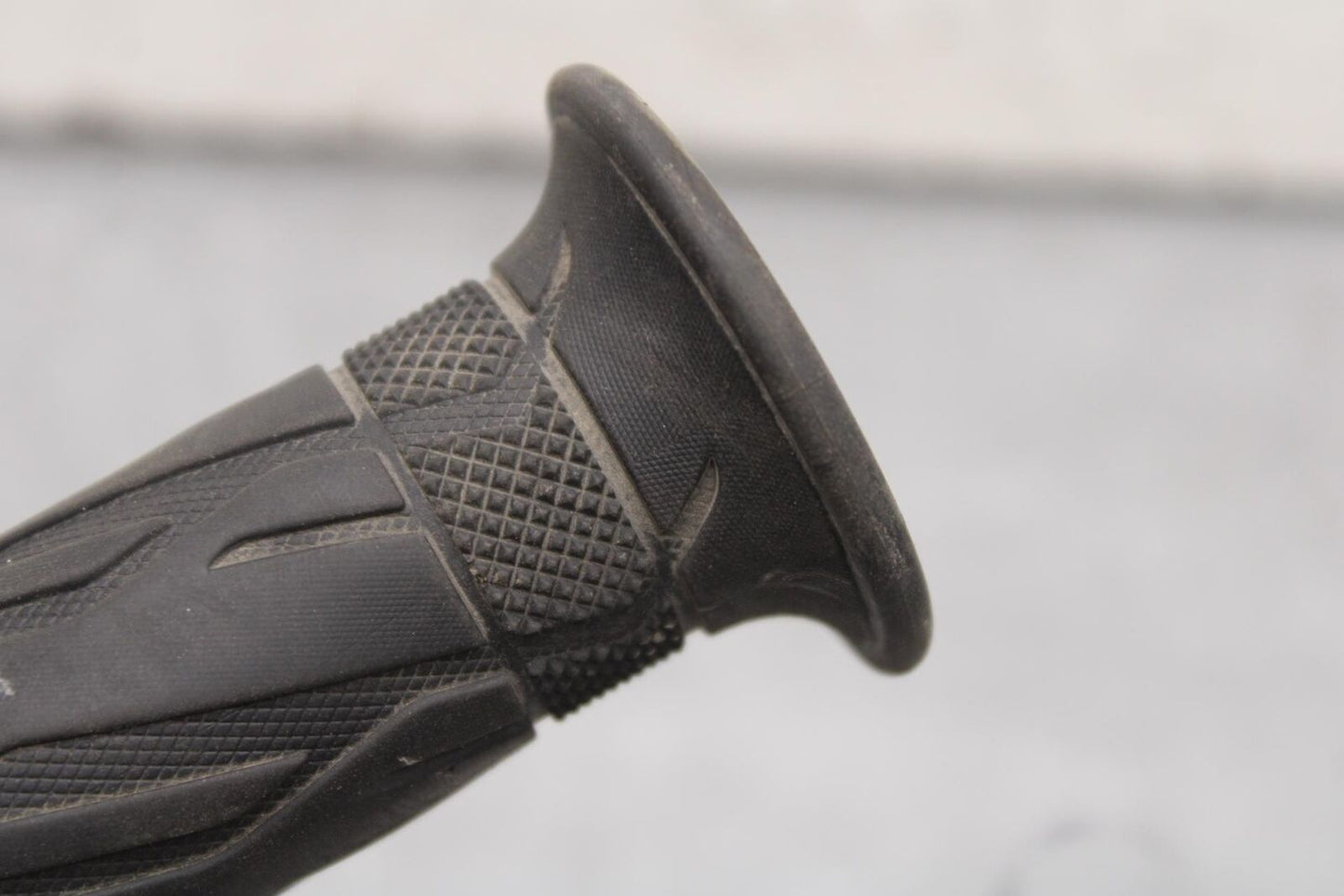 09-16 SUZUKI GSXR1000 HANDLE BAR GRIP BB642