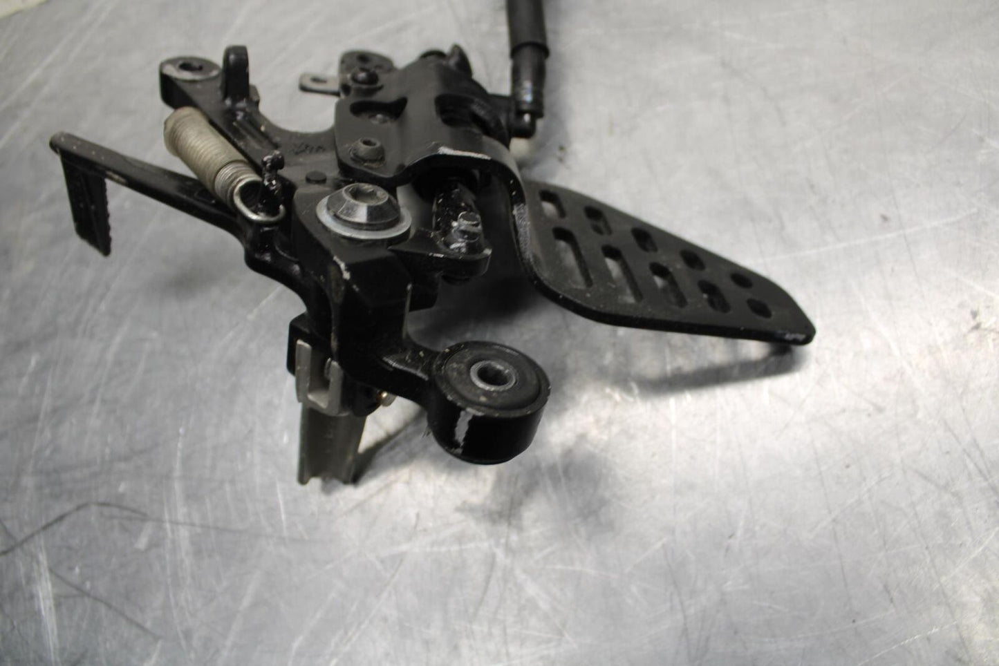 08-16 YAMAHA YZF R6 RIGHT REARSET REAR SET DRIVER FOOT PEG BRACKET MOUNT BB465