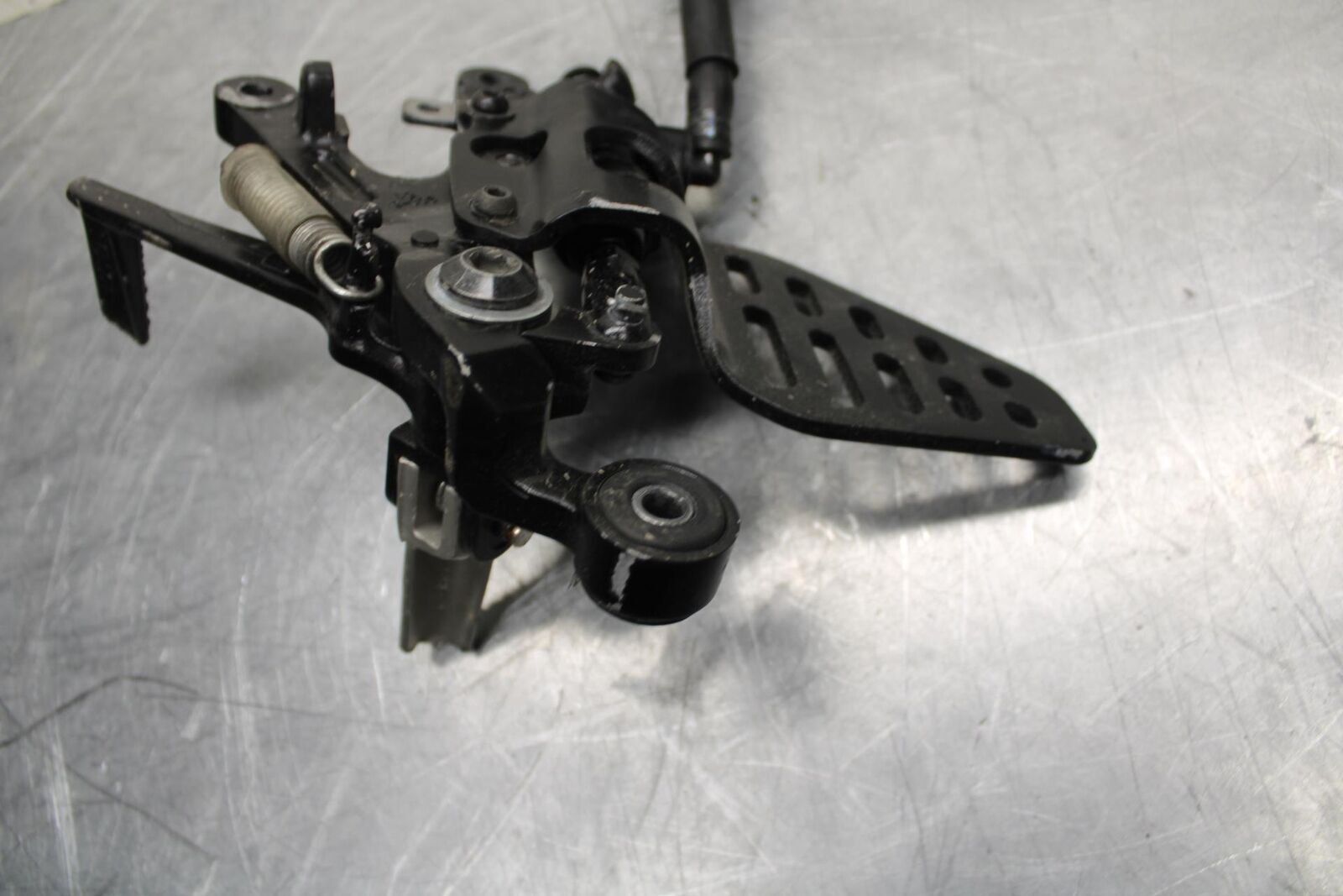 08-16 YAMAHA YZF R6 RIGHT REARSET REAR SET DRIVER FOOT PEG BRACKET MOUNT BB465