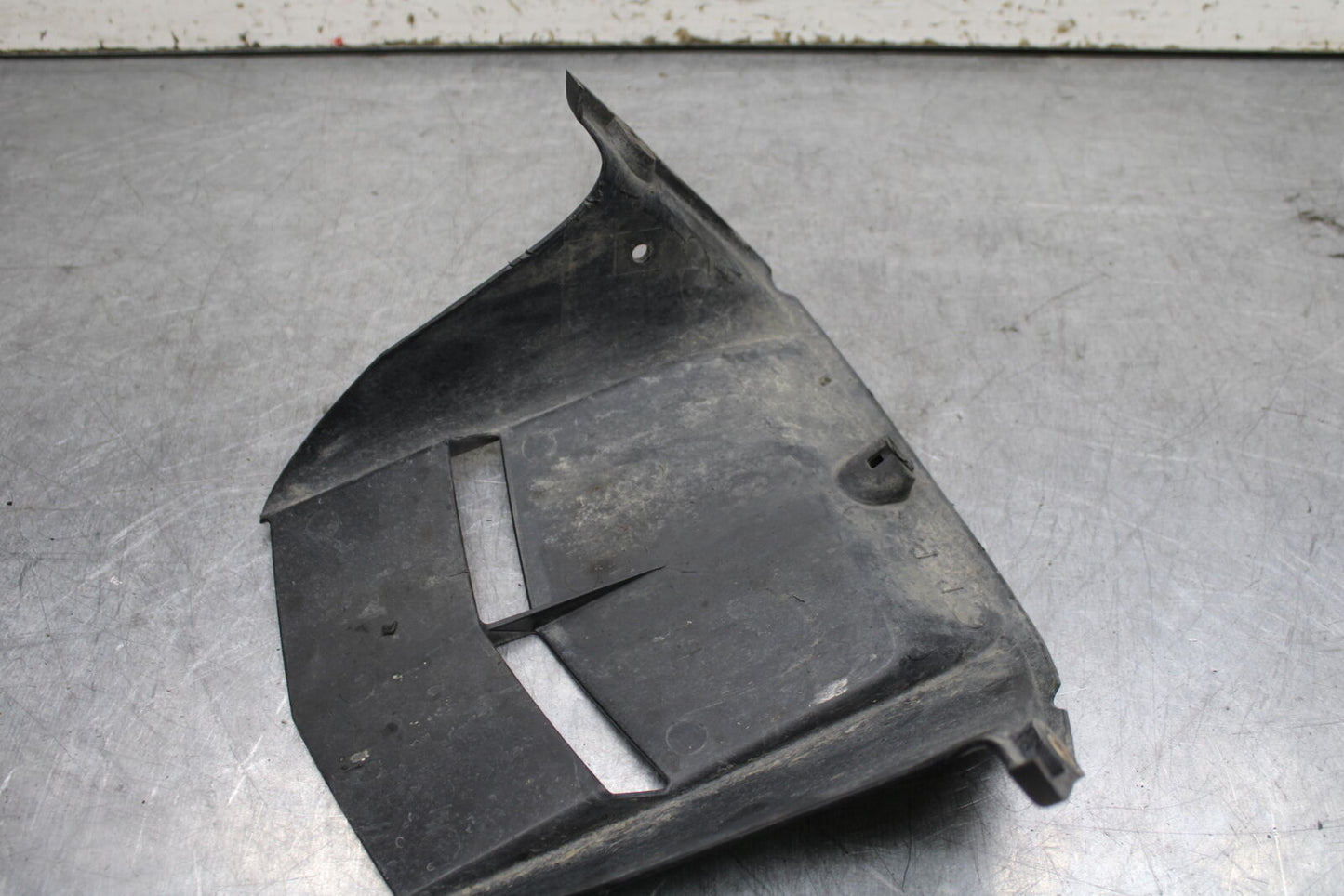 06 YAMAHA YZF R6 REAR BACK WHEEL TIRE HUGGER FENDER BB716