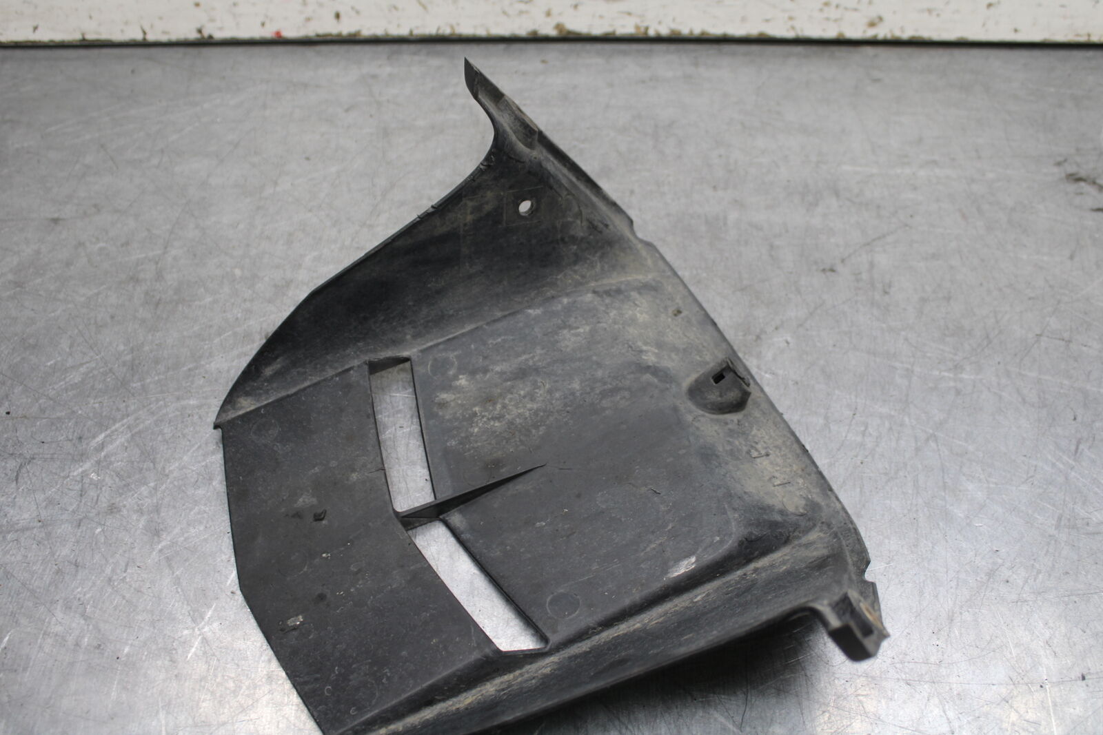 06 YAMAHA YZF R6 REAR BACK WHEEL TIRE HUGGER FENDER BB716