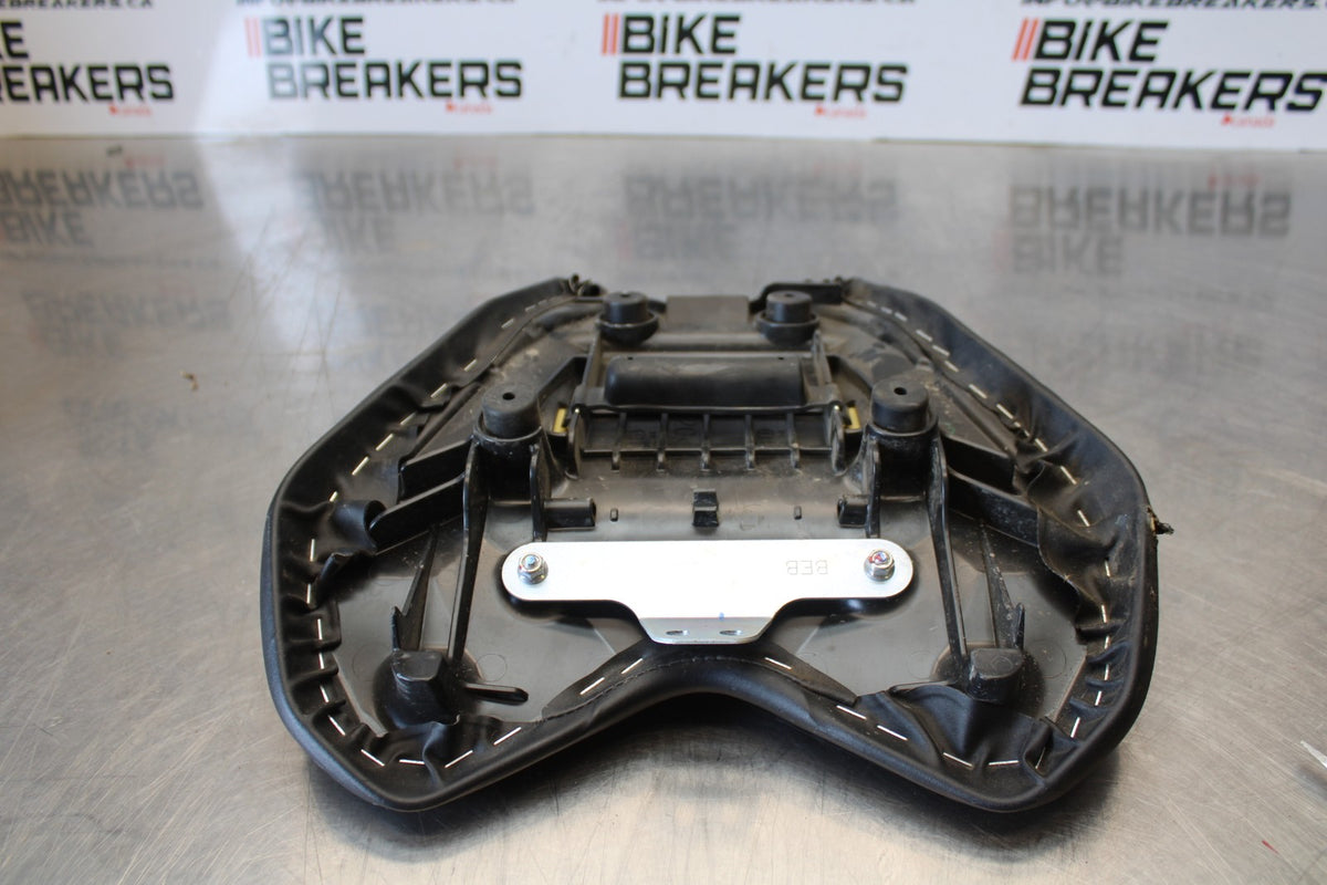 22-25 YAMAHA YZF R7 FRONT DRIVERS SEAT PAD SADDLE PILLION BB176