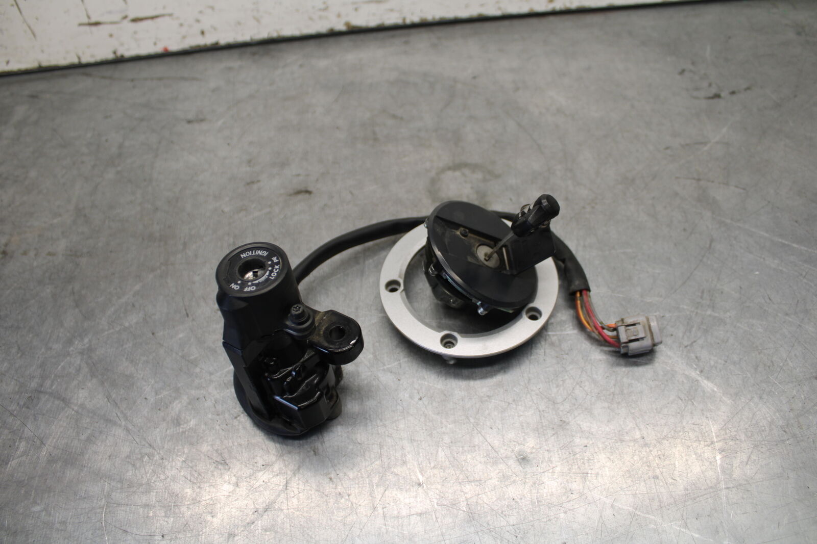 11-24 SUZUKI GSXR750 IGNITION LOCK KEY SET W/ GAS CAP BB714