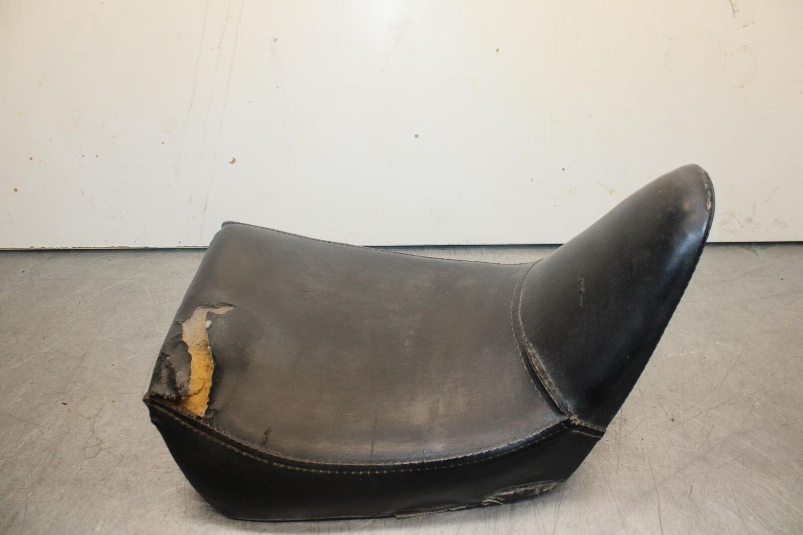 1988 Yamaha FZ600 FRONT DRIVERS SEAT PAD SADDLE BB601