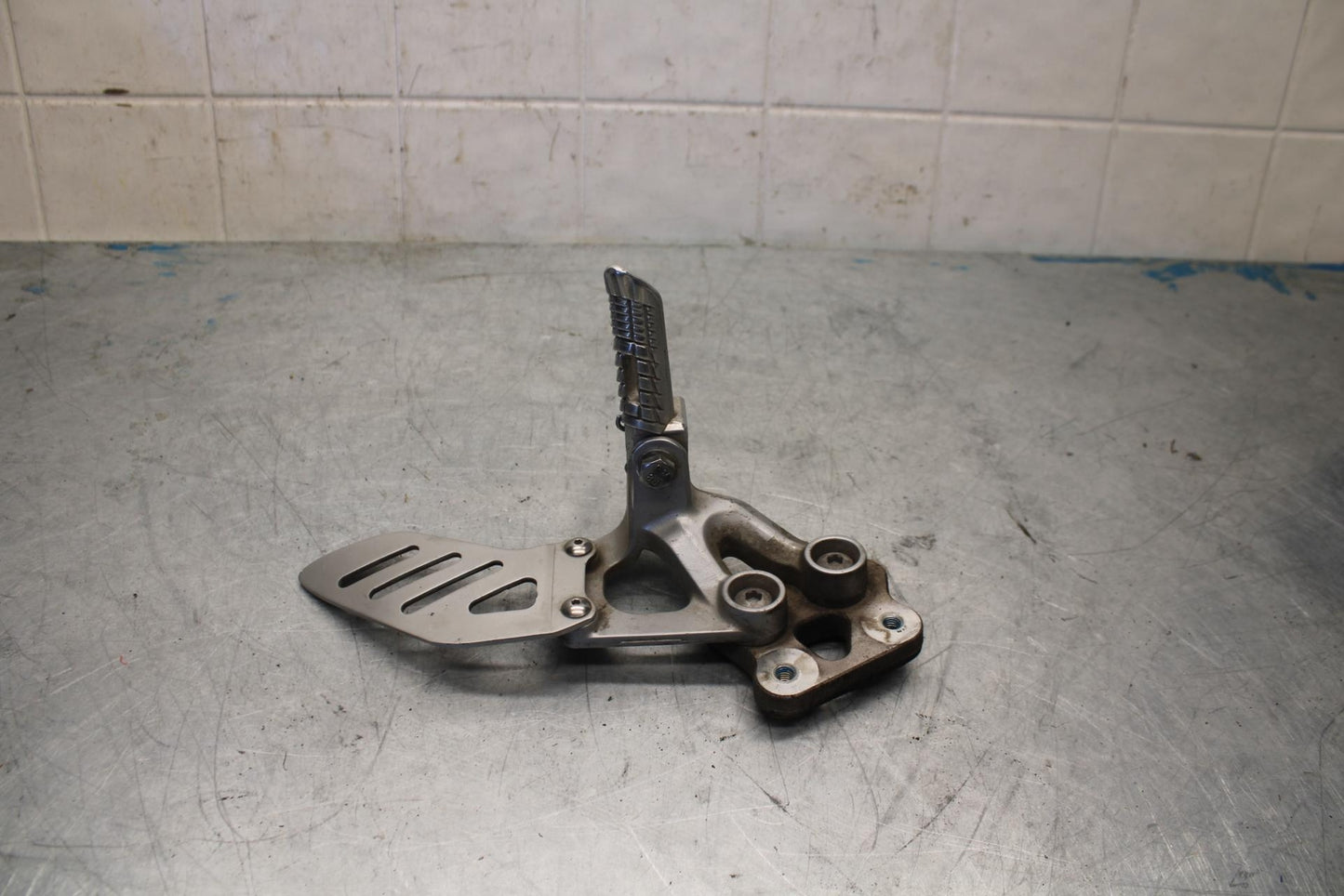 06-07 SUZUKI GSXR750 LEFT REARSET REAR SET DRIVER FOOT PEG REST STOP BB424