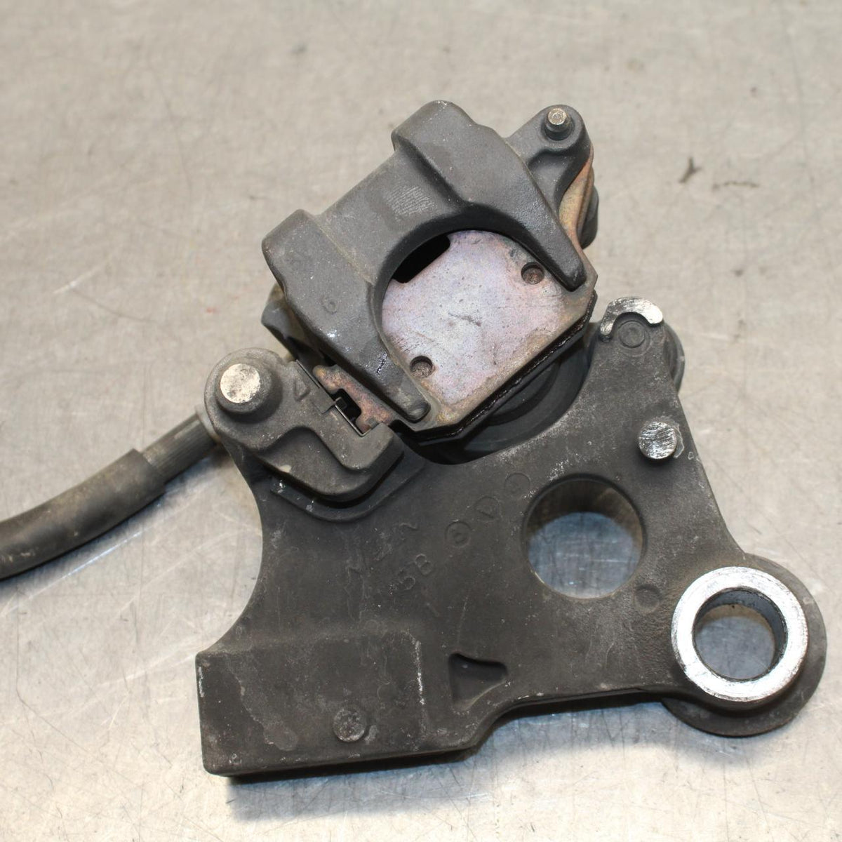 01-06 HONDA CBR600F4I REAR BRAKE CALIPER W MOUNT BRACKET 43150-MBW-006 BB644