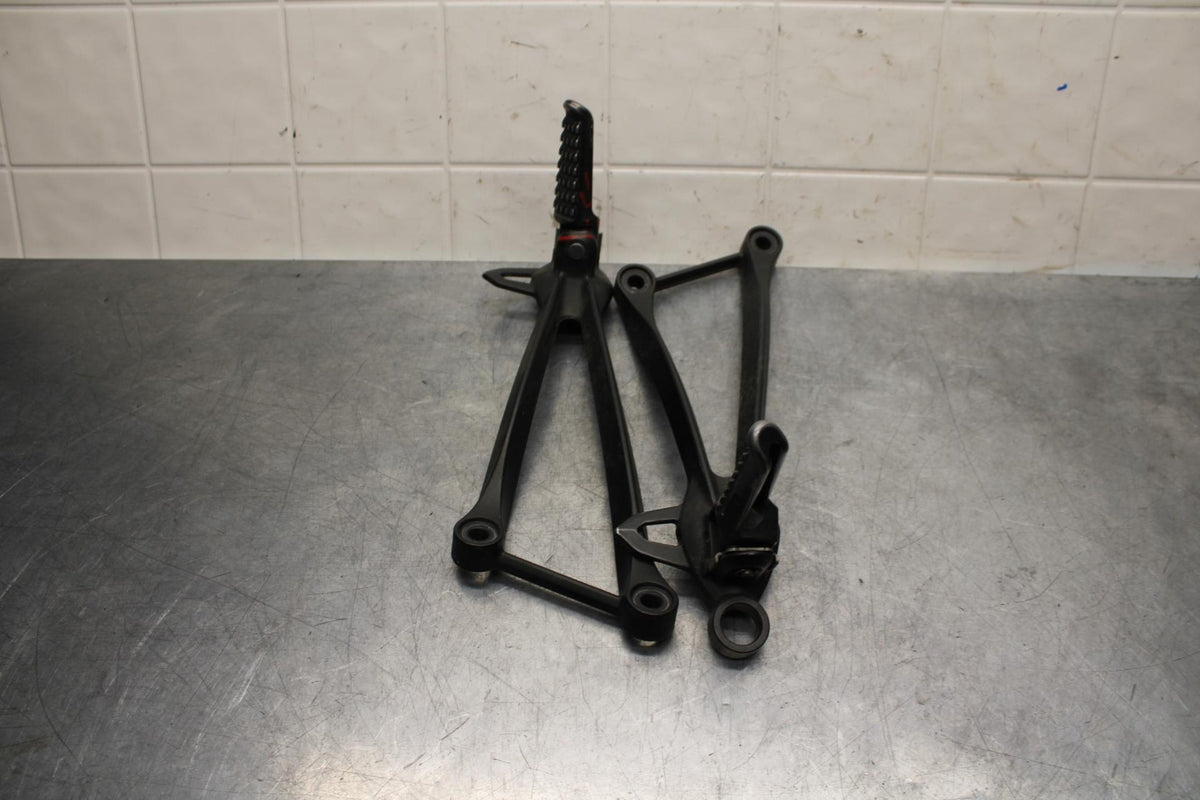 2011 Kawasaki Ninja ZX6R ZX600R RIGHT LEFT PASSENGER FOOT PEGS   BB587