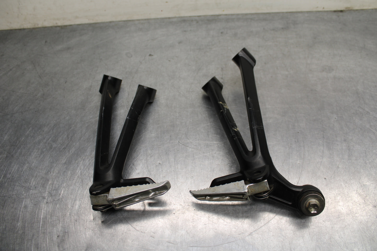 09 SUZUKI GSXR600 REAR BACK PASSENGER PEG SET PAIR BB759