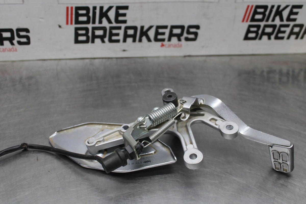 19-24 YAMAHA R3 RIGHT REARSET REAR SET DRIVER FOOT PEG REST STOP BB942