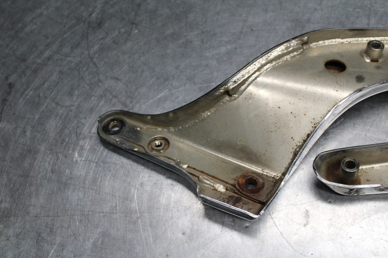 00 SUZUKI INTRUDER 1500 VL1500 REAR BACK FENDER SUPPORT FRAME SUBFRAME BB761