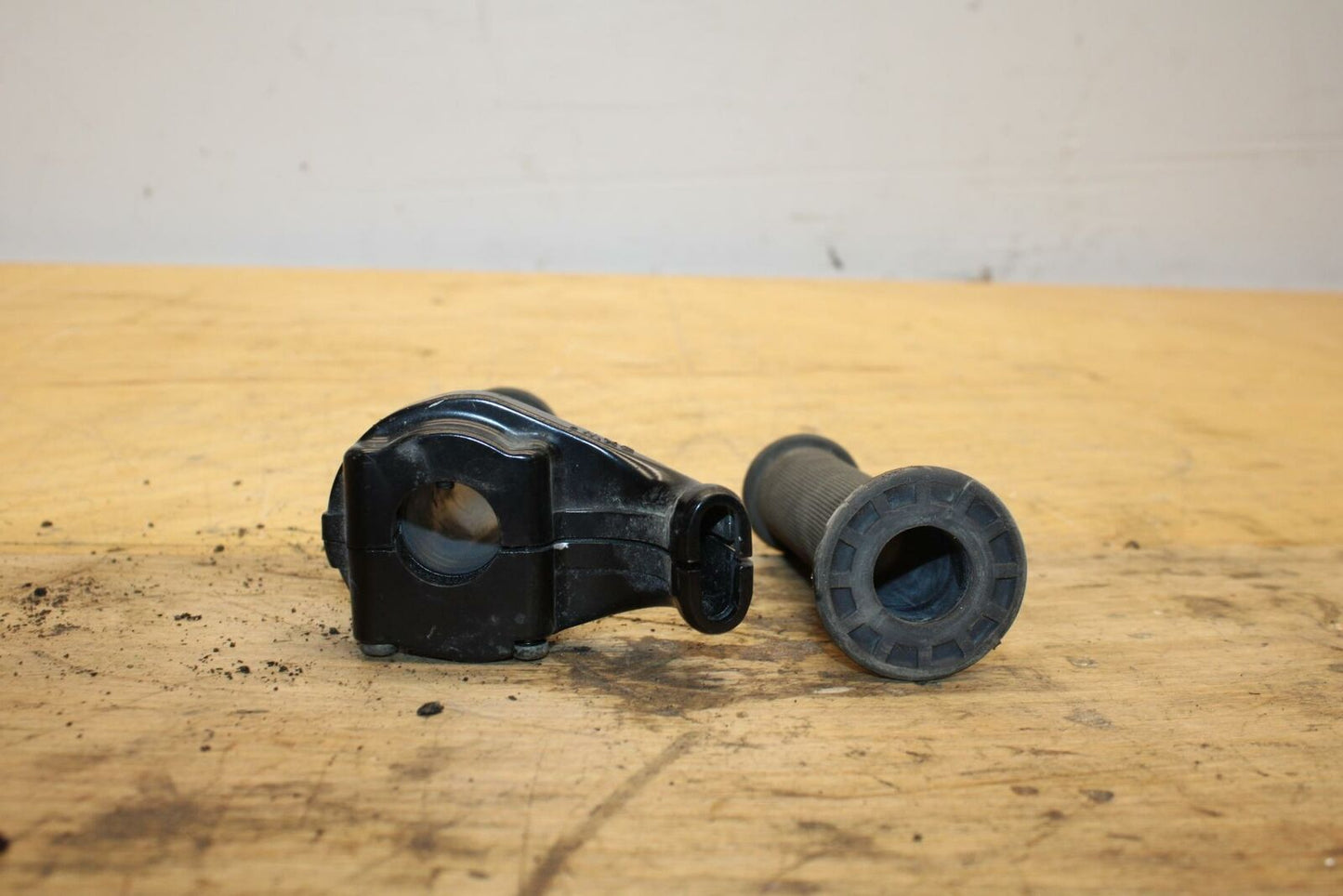 04-05 KAWASAKI NINJA ZX10R THROTTLE CABLE LINE HOUSING GUIDE GRIPS BB322