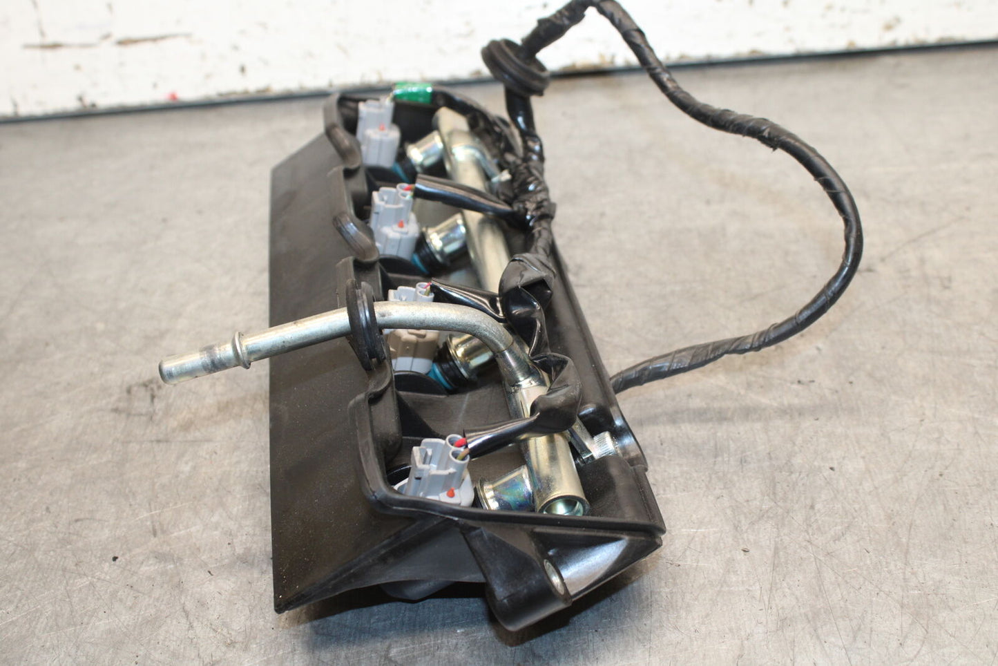 06 YAMAHA YZF R6 SECONDARY FUEL INJECTORS TOP AIRBOX GAS RAIL BB716