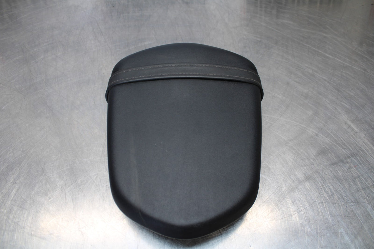 06-07 SUZUKI GSXR 600 REAR BACK PASSENGER TANDEM SEAT PAD SADDLE PILLION BB178