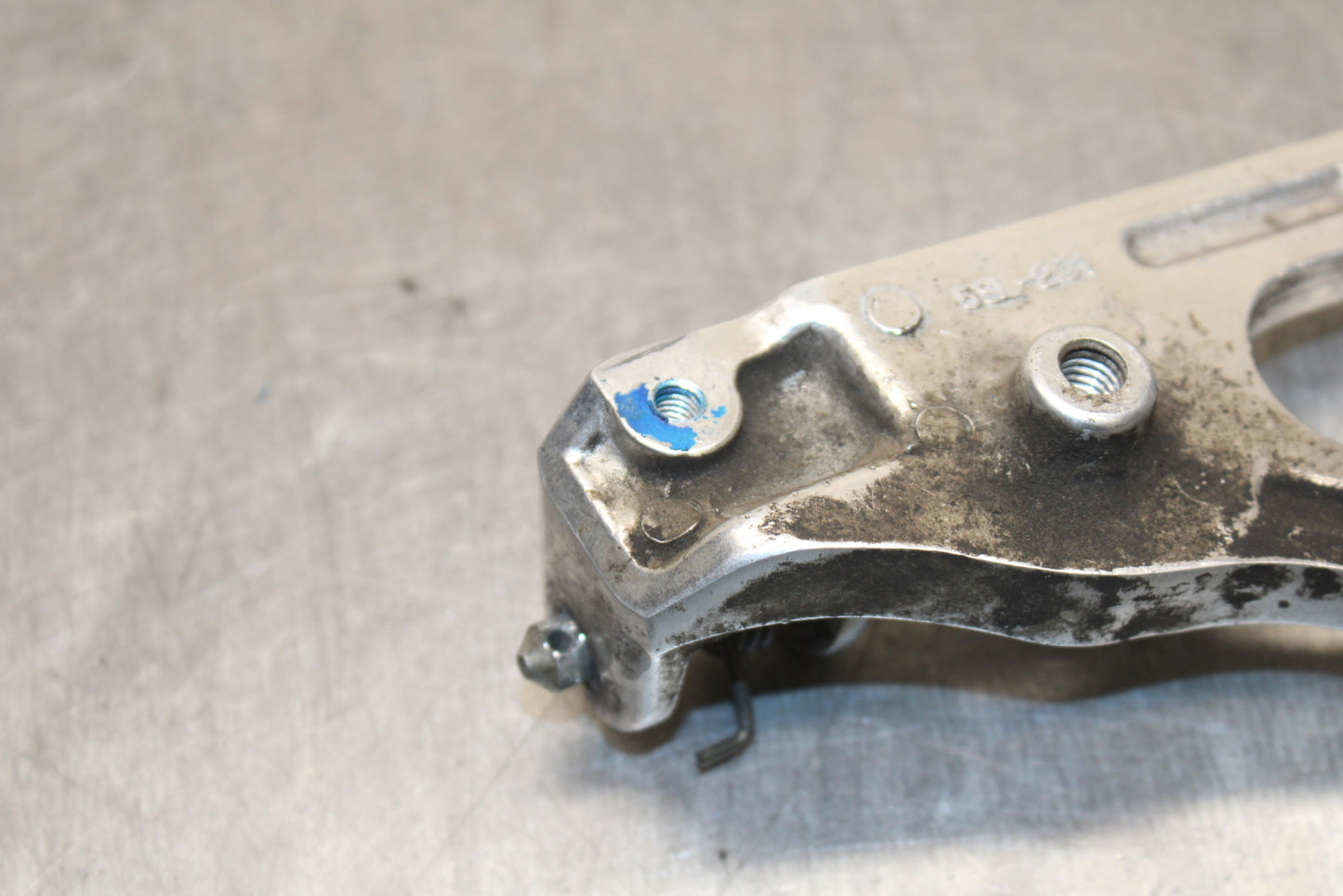 03-05 YAMAHA YZF R6  LEFT REARSET REAR SET DRIVER FOOT PEG BRACKET MOUNT BB132