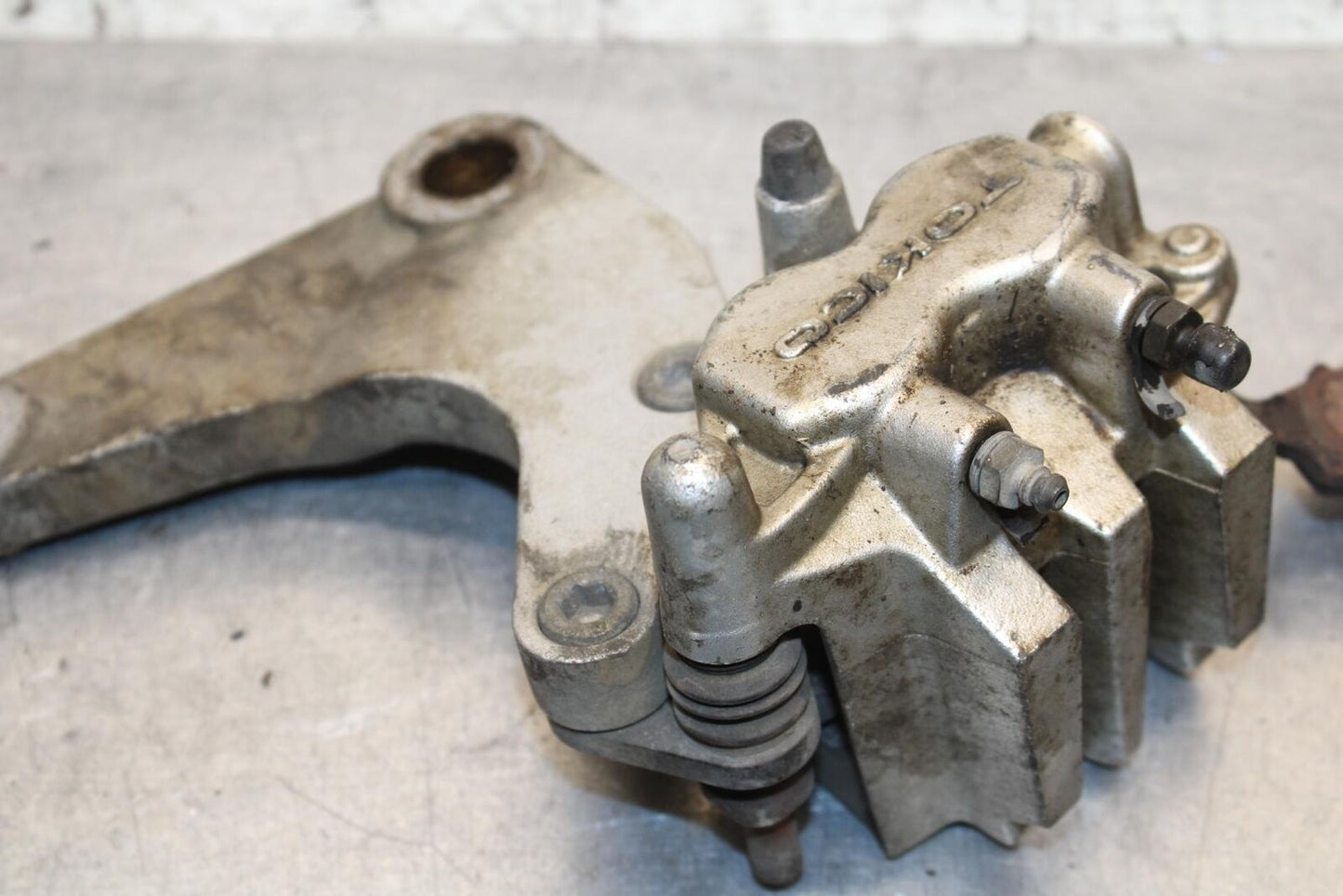 2005 Kawasaki Vulcan 1500 VN1500N Classic REAR BACK BRAKE CALIPER W MOUNT BB576