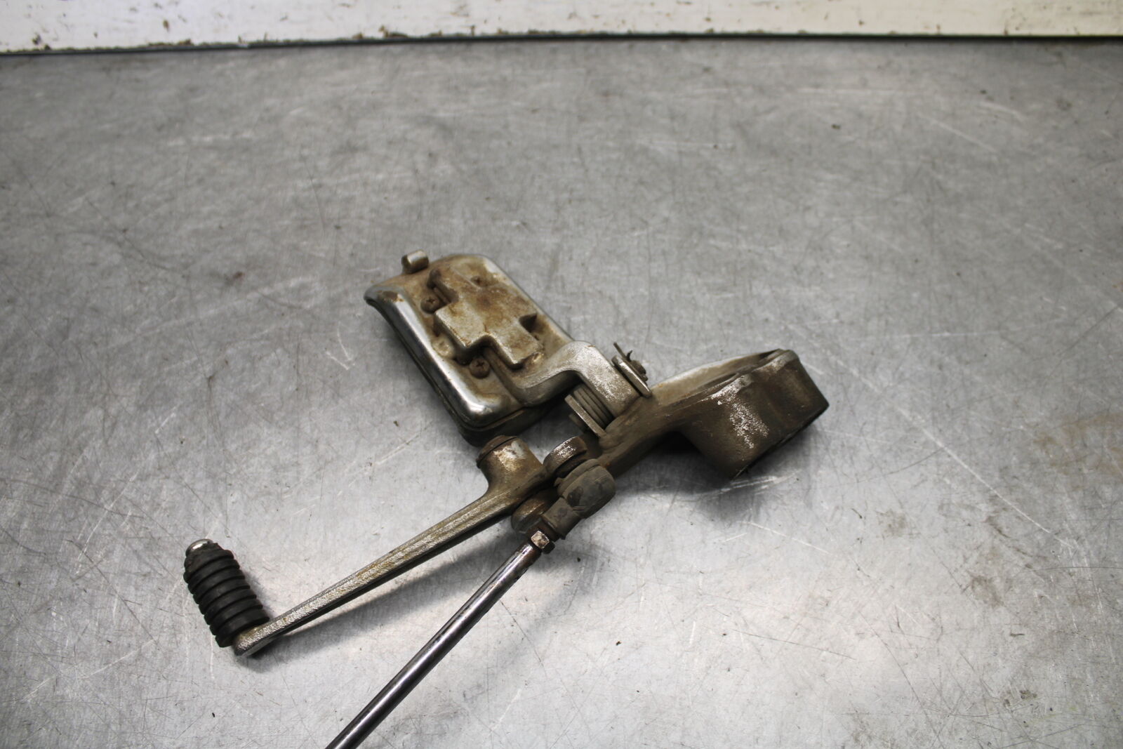 85-86 SUZUKI MADURA 1200 LEFT FRONT FOOT REST PEG STEP  BB691