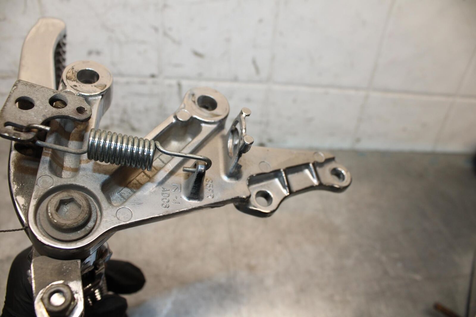 2001 Suzuki GSXR750 CHROME FRONT FOOT RESTS PEGS STEPS SET PAIR BB553