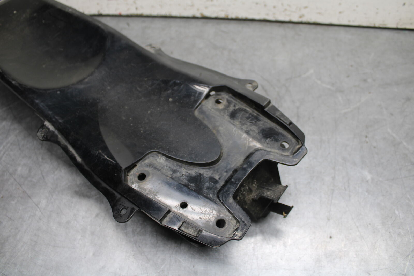 11-23 SUZUKI GSXR 750 REAR BACK TAIL UNDERTAIL BATTERY TRAY PLASTIC BB55