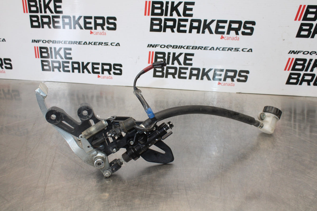 22-25 YAMAHA YZF R7 RIGHT REARSET REAR SET DRIVER FOOT PEG REST STOP BB176