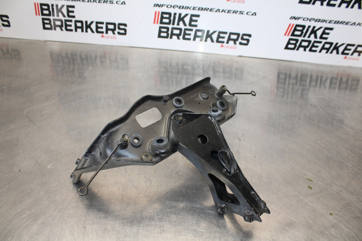 01-06 HONDA CBR600F4I UPPER FAIRING MIRROR GAUGES STAY BRACKET BB185