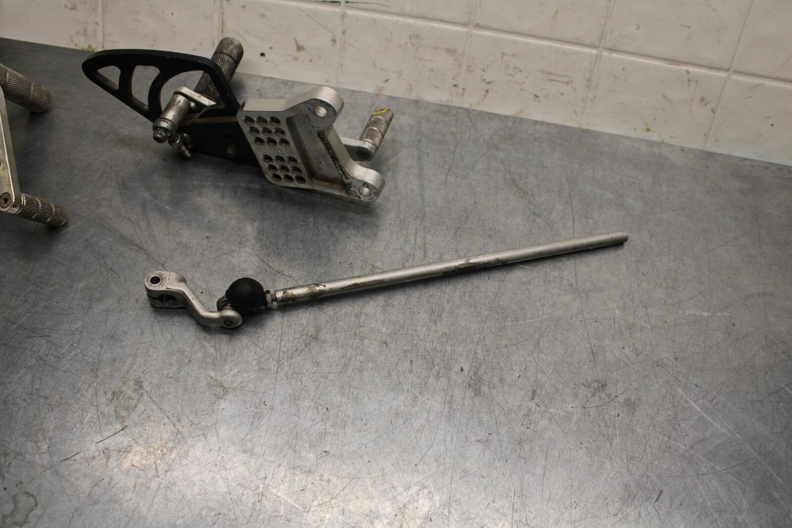 05 YAMAHA YZF R6S VORTEX RIGHT LEFT REARSETS REAR SET DRIVER FOOT PEGS BB600