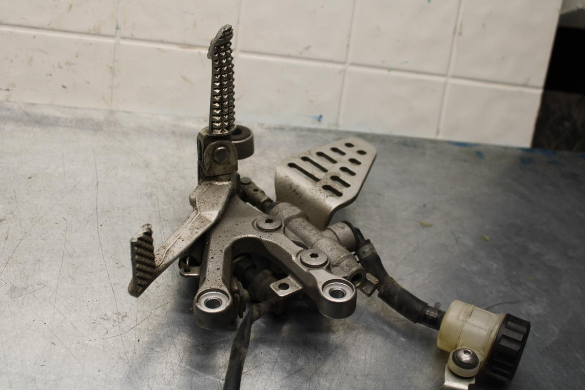 2007 Yamaha YZF R6 RIGHT REARSET REAR SET DRIVER FOOT PEG REST STOP BB590