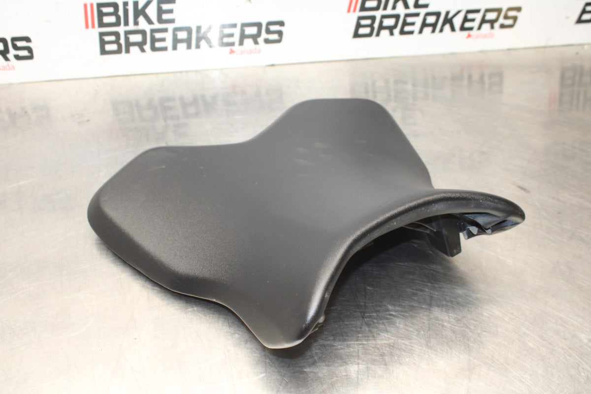 18 YAMAHA YZF R1  FRONT DRIVERS SEAT PAD SADDLE PILLION BB838