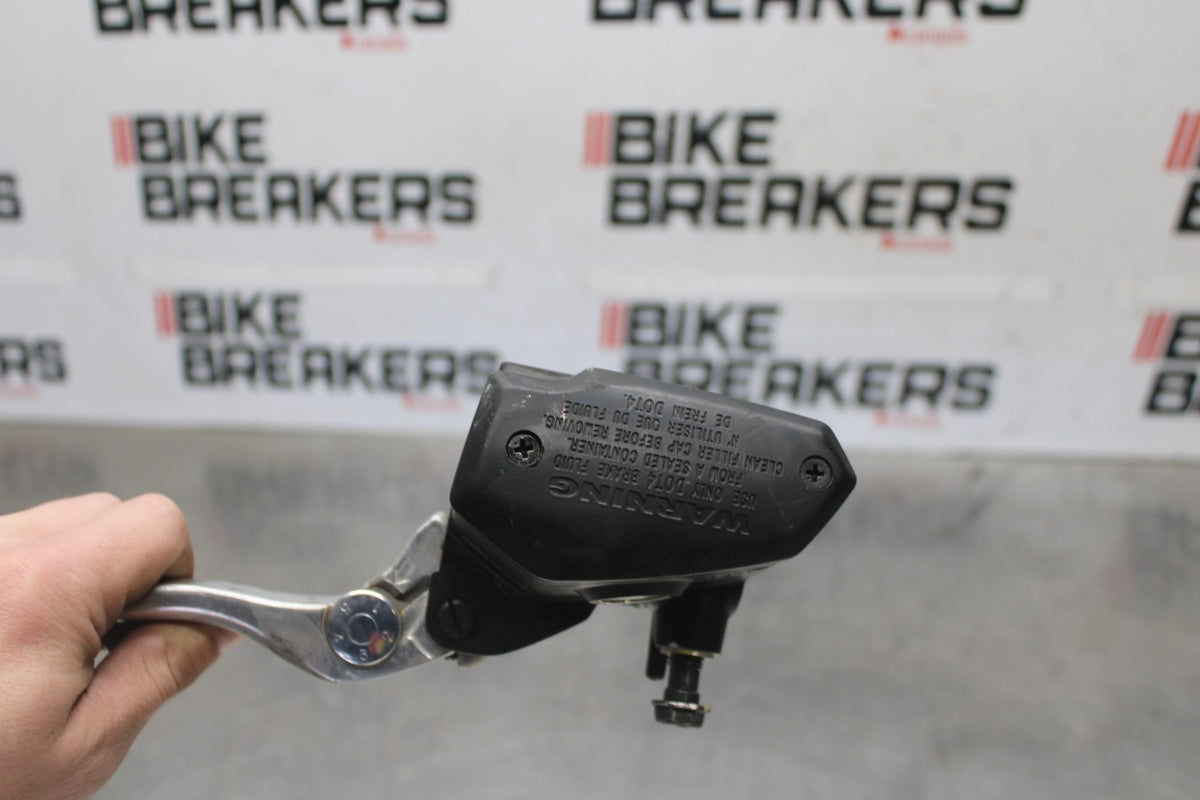 25 KAWASAKI Z900 FRONT BRAKE MASTER CYLINDER w/ LEVER BB928