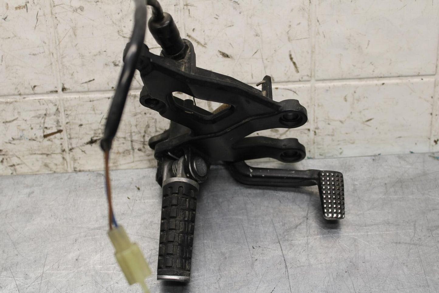 2000 Kawasaki Ninja ZX12R ZX1200A RIGHT REARSETDRIVER FOOT PEG REST  BB565