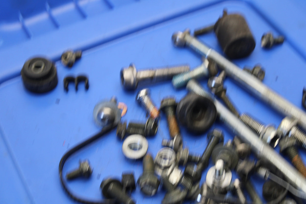 04 SUZUKI GSXR600 LEFTOVER MOUNTING BOLTS HARDWARE MOTOR SCREWS  BB676