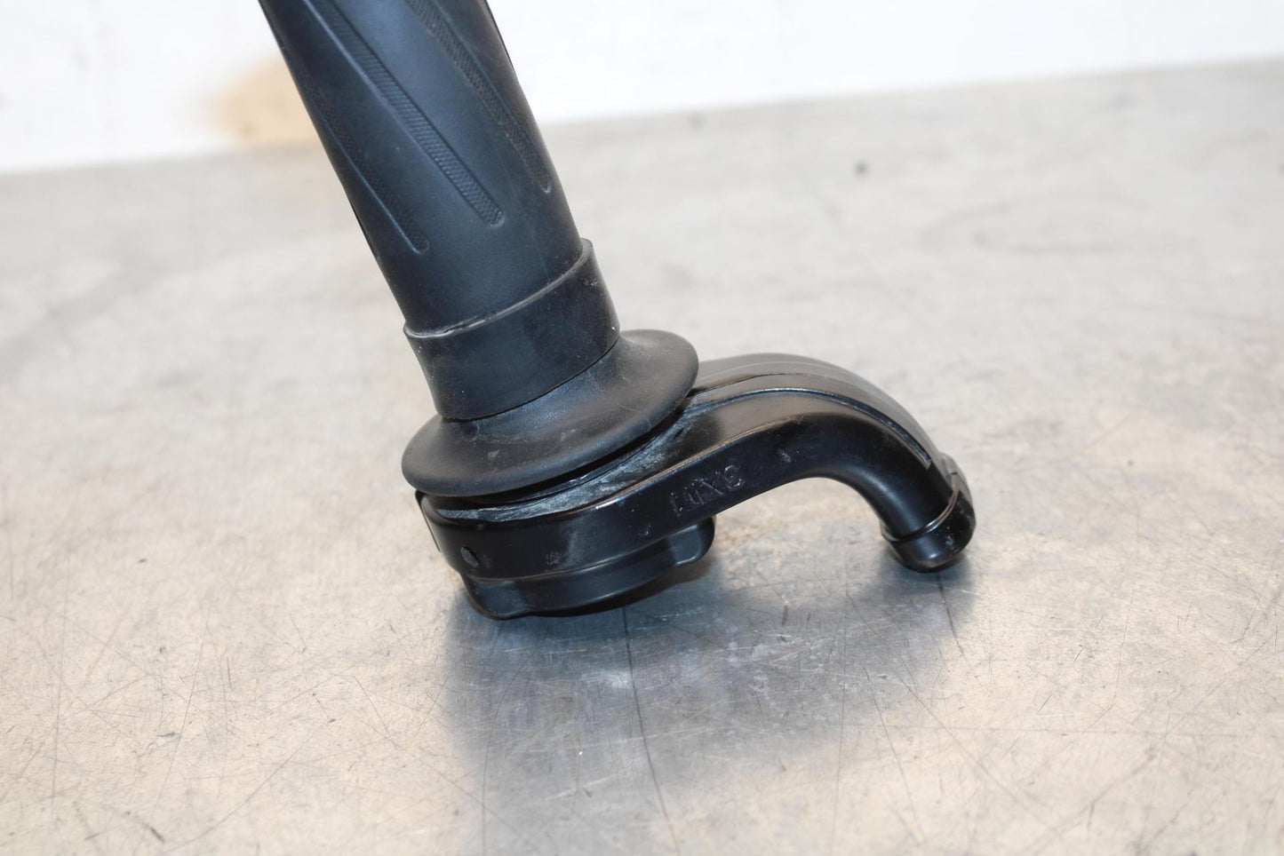 20-21 YAMAHA XSR900 RIGHT THROTTLE GRIP BB599