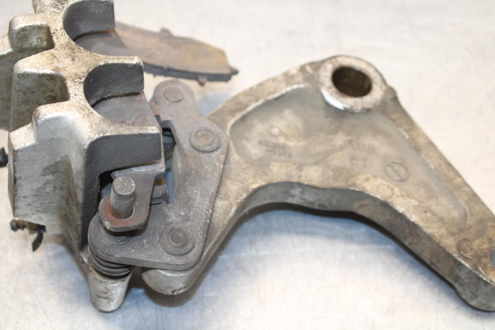 2005 Kawasaki Vulcan 1500 VN1500N Classic REAR BACK BRAKE CALIPER W MOUNT BB576