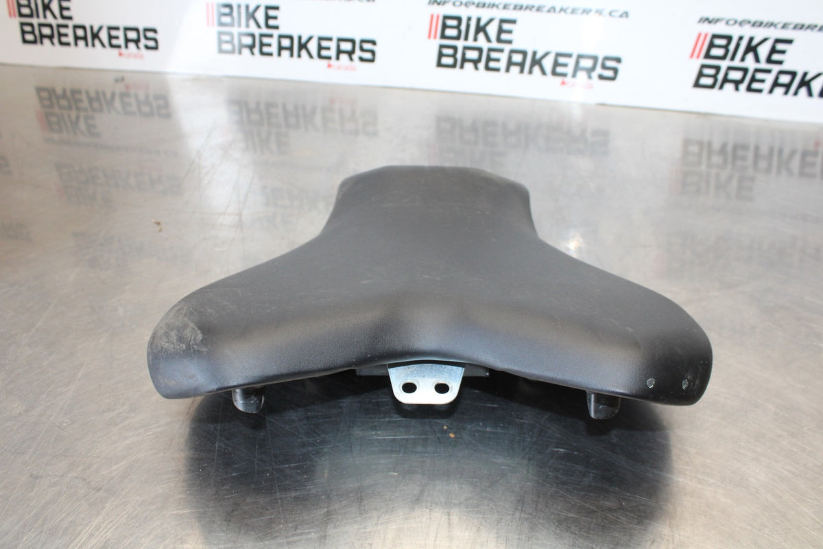 22-25 YAMAHA YZF R7 FRONT DRIVERS SEAT PAD SADDLE PILLION BB176