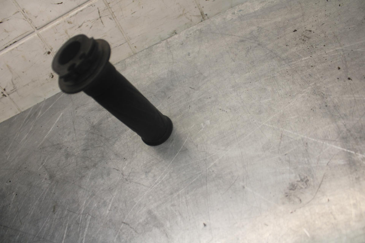 05 YAMAHA YZF R6S RIGHT THROTTLE GRIP TUBE BB462