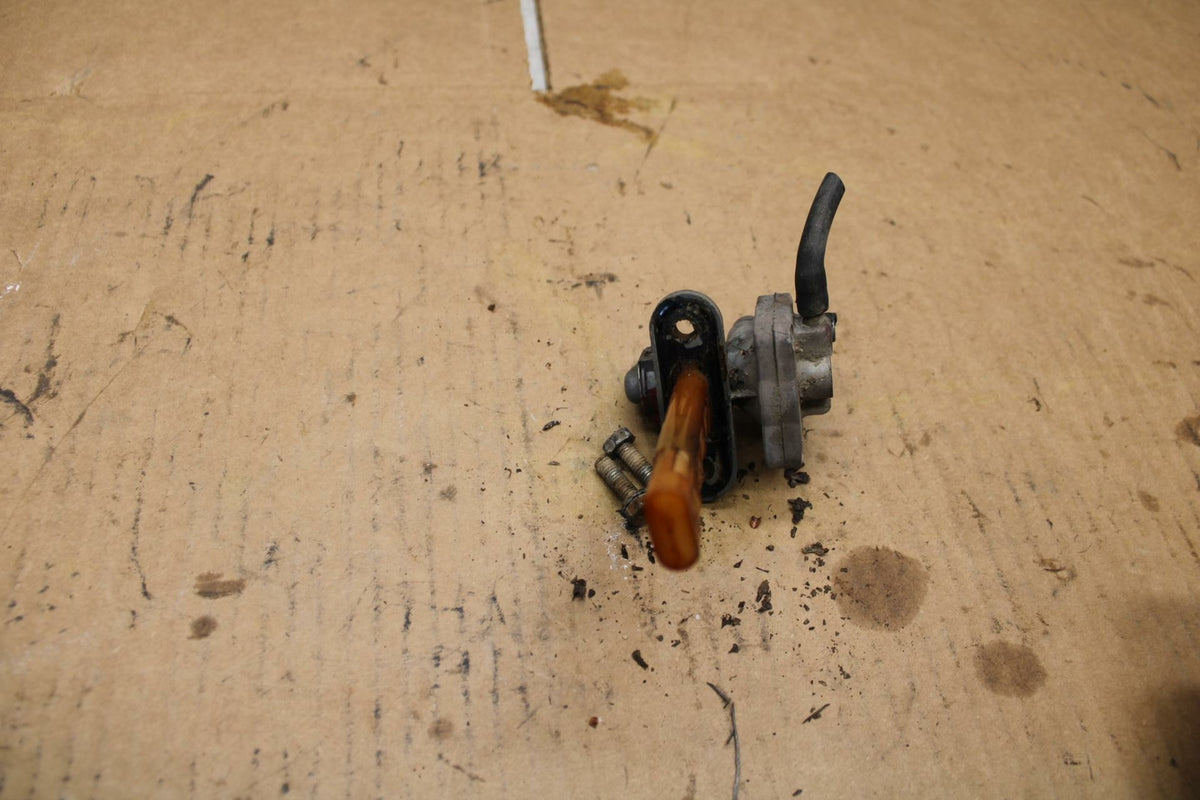 77-79 SUZUKI GS1000 FUEL GAS TANK PETCOCK SHUT ON OFF VALVE BB379
