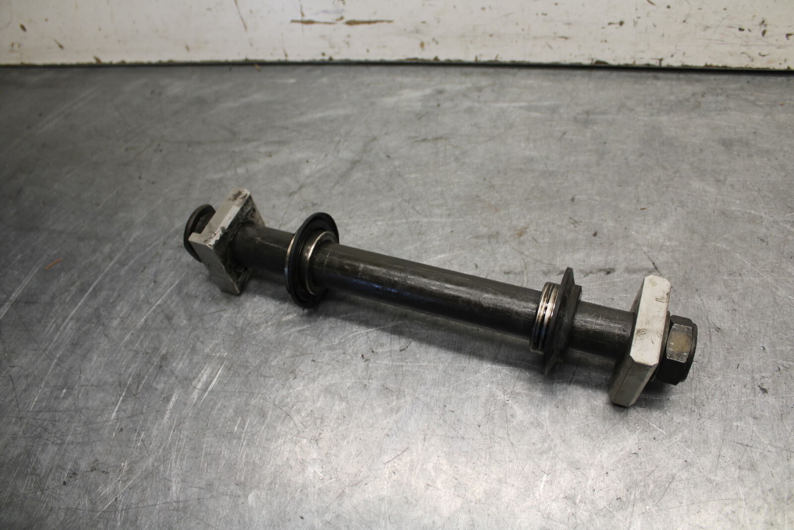 04-06 YAMAHA YZF R1 FRONT WHEEL RIM AXLE PIVOT BOLT 2C0-25181-00-00 BB659