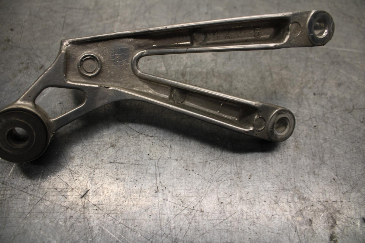 98-99 YAMAHA YZF R1 RIGHT  REAR FOOT PEG BRACKET EXHAUST BB74