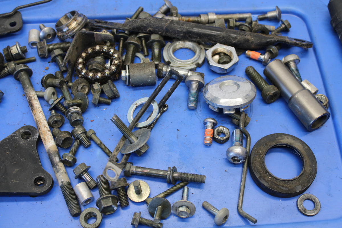 04 SUZUKI INTRUDER 800 MOUNTING BOLTS HARDWARE MOTOR SCREWS BB758
