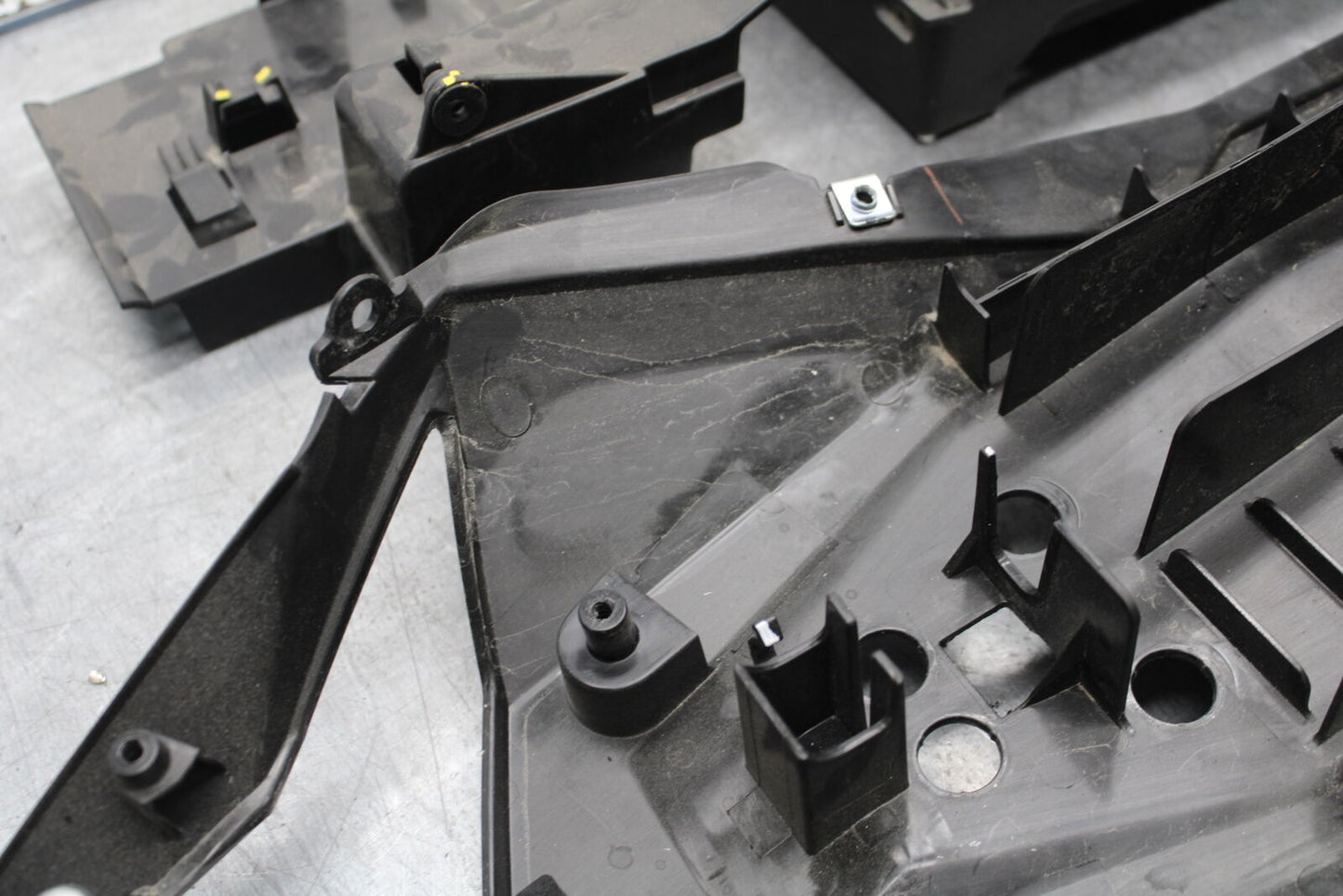 18-23 KAWASAKI NINJA 400 REAR BACK TAIL UNDERTAIL BATTERY TRAY PLASTIC BB660