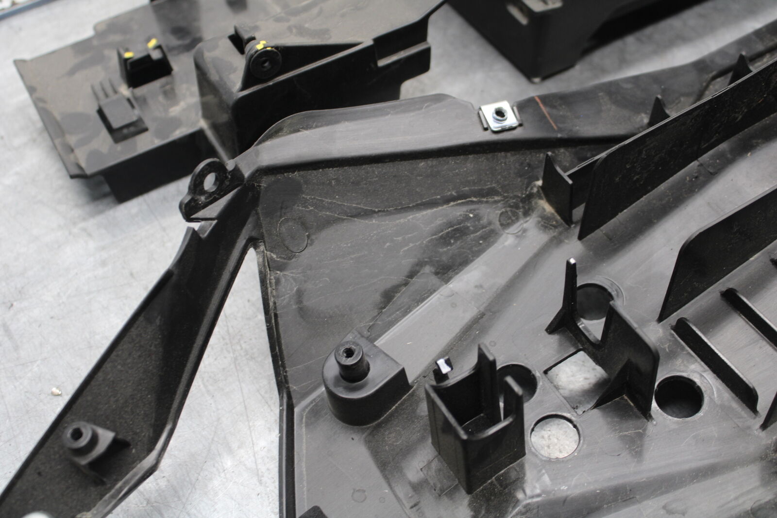 18-23 KAWASAKI NINJA 400 REAR BACK TAIL UNDERTAIL BATTERY TRAY PLASTIC BB660