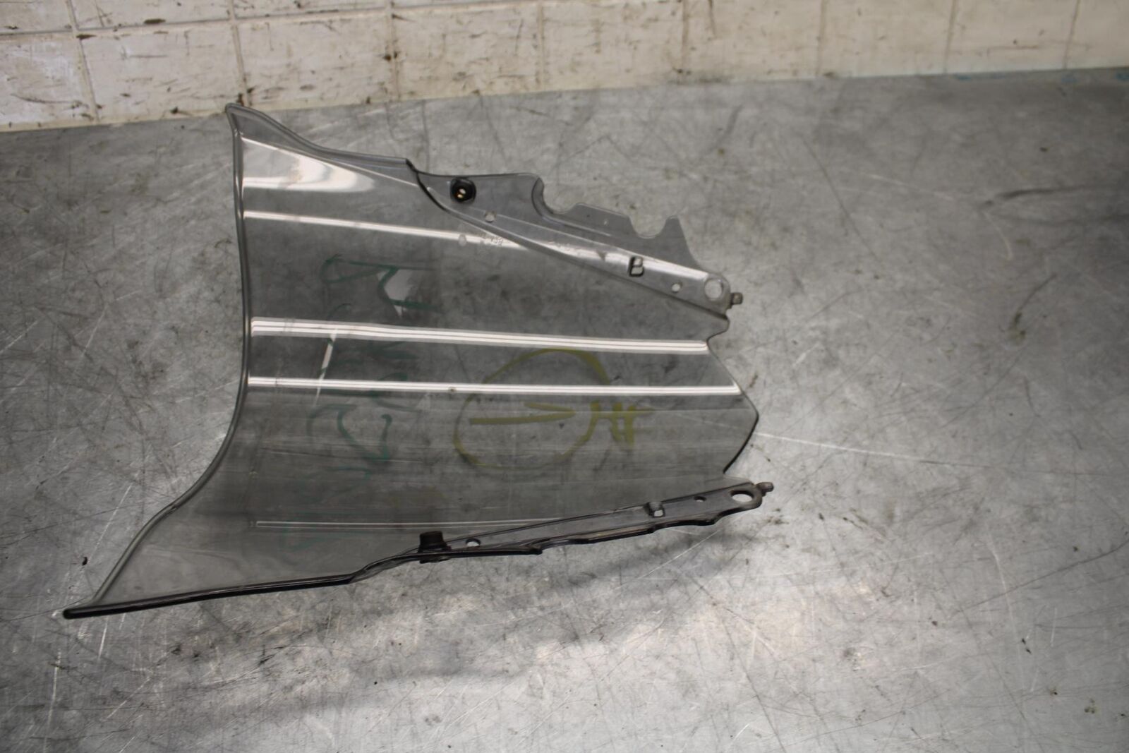 2015 Yamaha YZF R3 FRONT WINDSHIELD WINDSCREEN  1WD-F8381-00-00 BB526