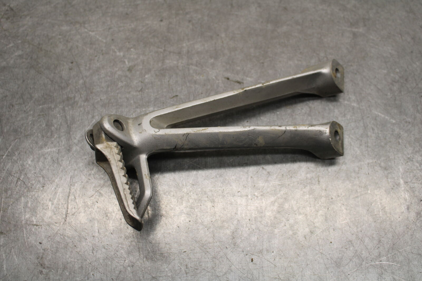 06-07 SUZUKI GSXR750 REAR BACK PASSENGER PEG SET PAIR 43600-01H00-13L BB670
