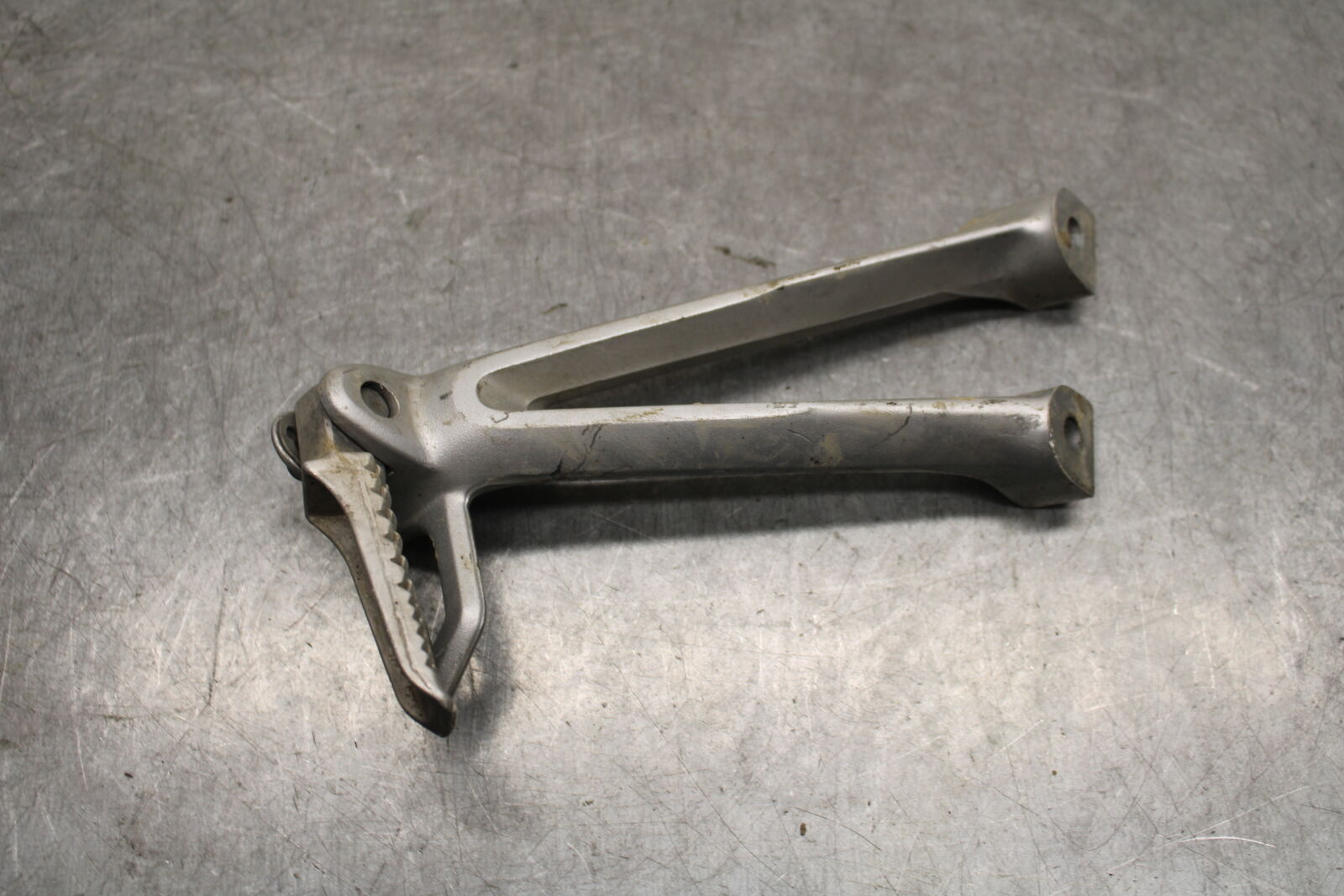 06-07 SUZUKI GSXR750 REAR BACK PASSENGER PEG SET PAIR 43600-01H00-13L BB670