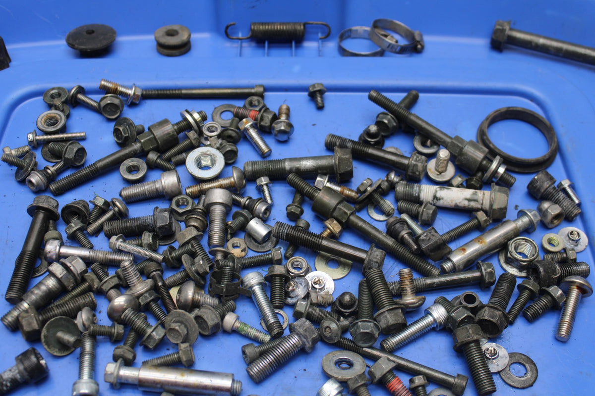 06 KAWASAKI VULCAN 900 MOUNTING BOLTS HARDWARE MOTOR SCREWS BB799