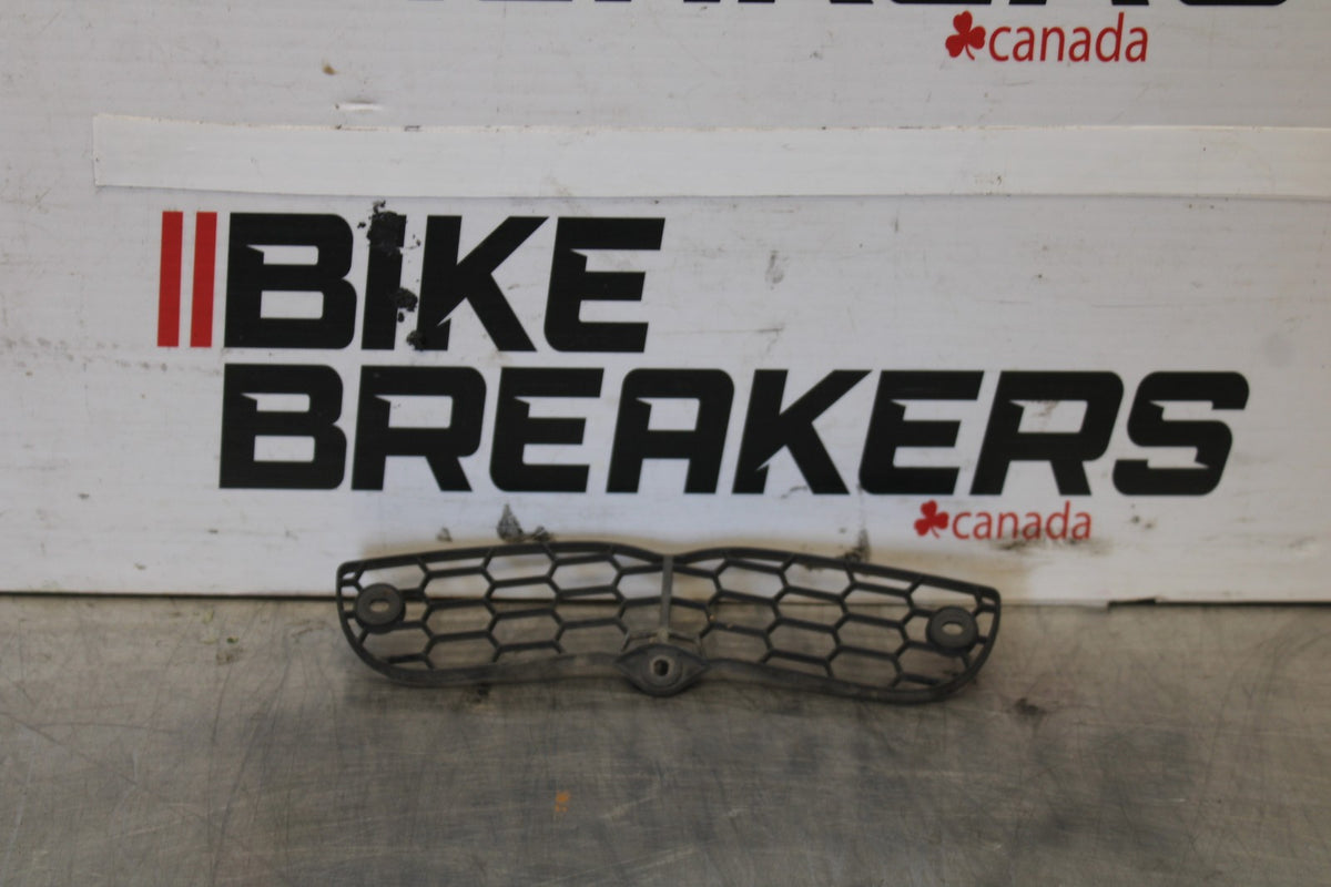 03-04 YAMAHA YZF R6S AIR INTAKE GRILL BB890
