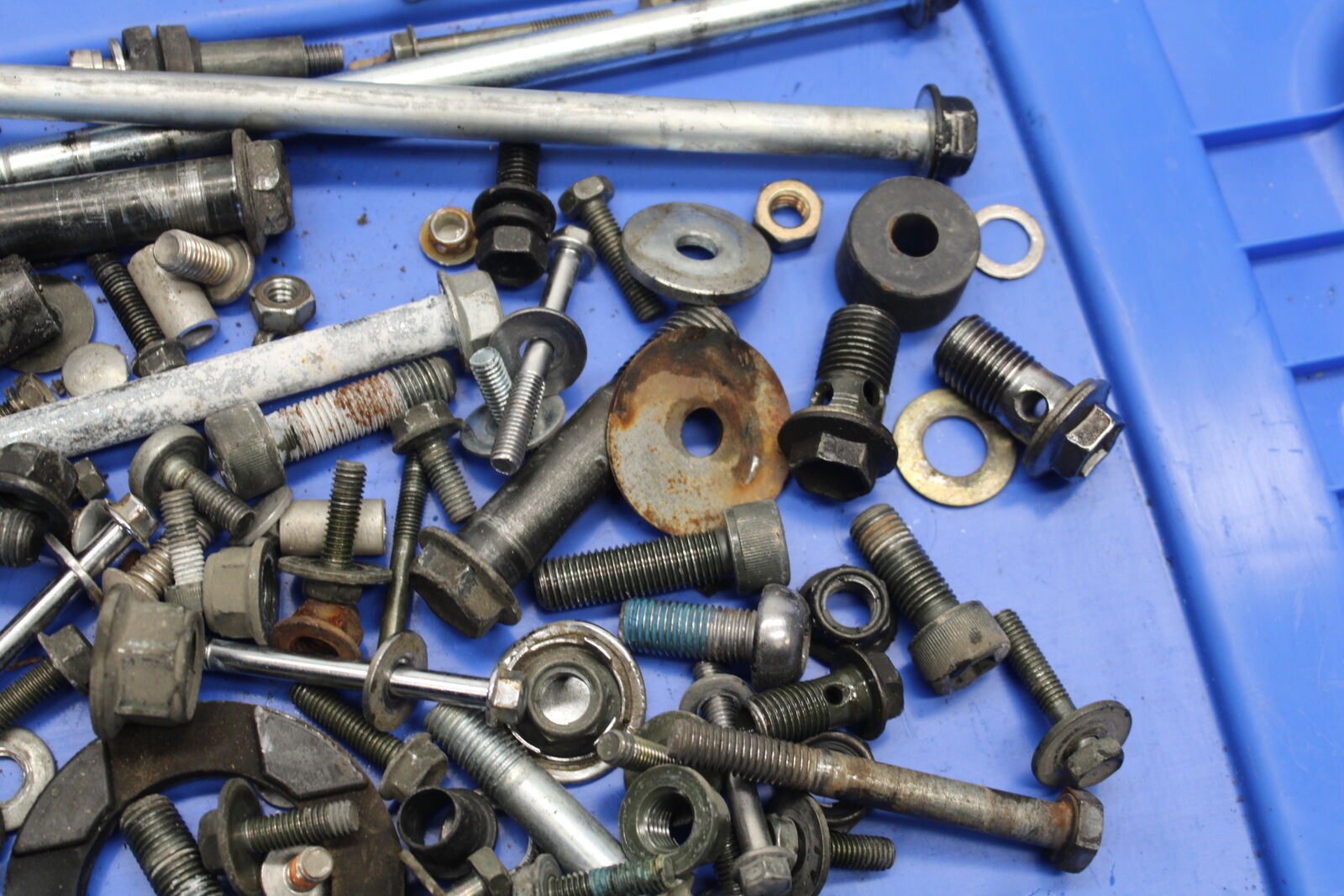 05-09 SUZUKI BOULEVARD C90 MOUNTING BOLTS HARDWARE MOTOR SCREWS BB692