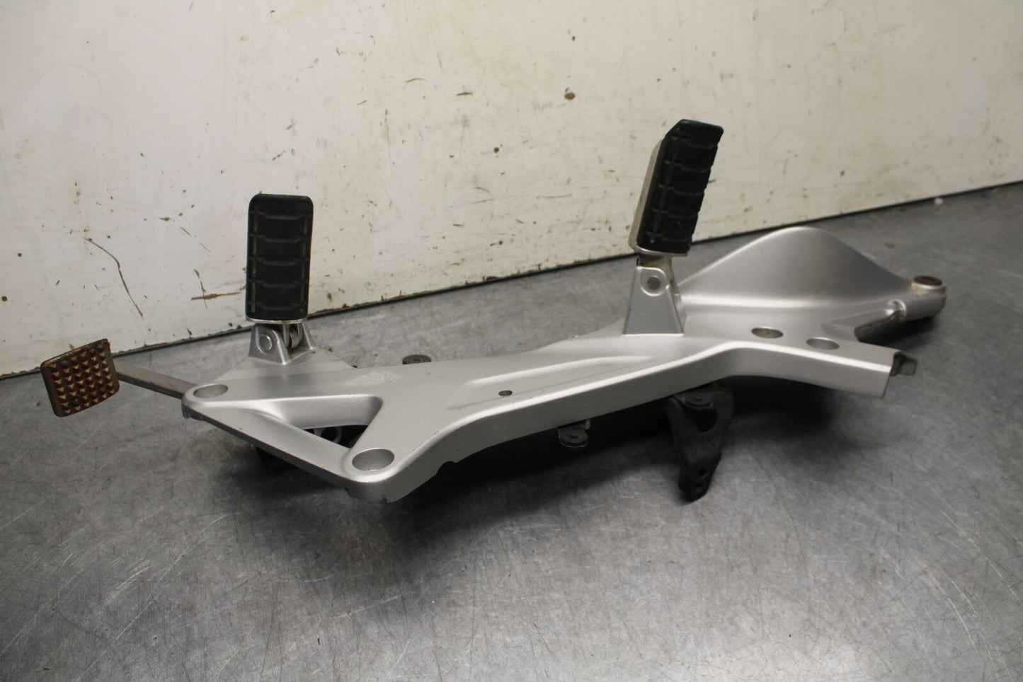 04-12 HONDA ST1300A RIGHT FRONT FOOT REST PEG STEP MOUNT BRACKET BB669